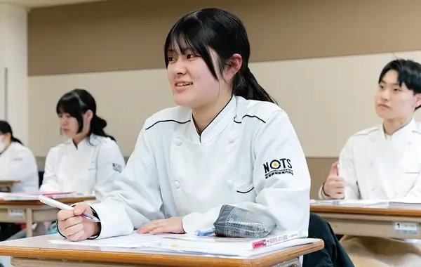 5人の男女が歩いている 写真