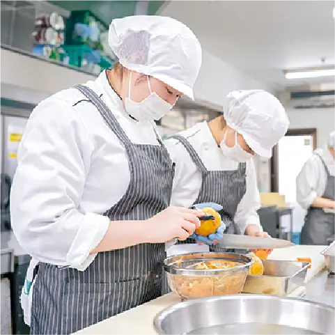 じゃがいもの皮剥きをする生徒