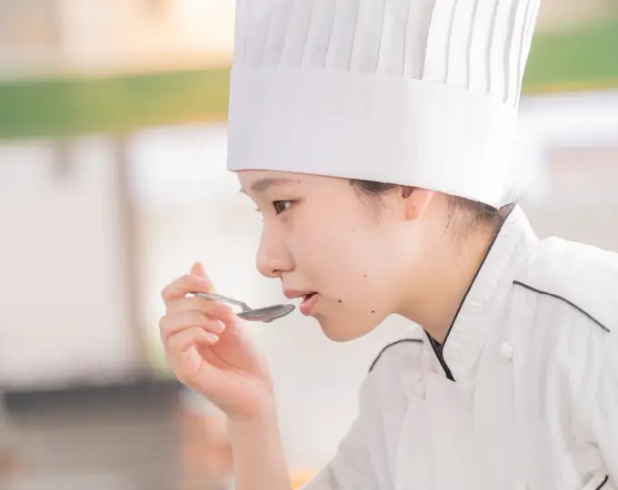 味見をする学生