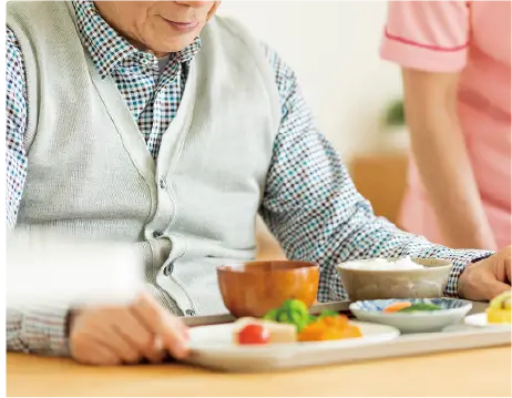 老人と食事 写真