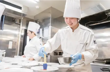 厨房で料理をする生徒 写真