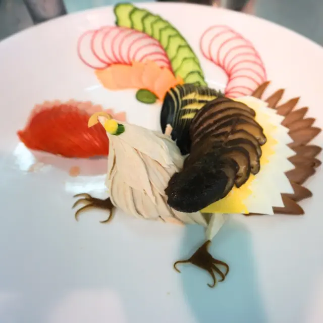 中国料理専攻の2年生が野菜の飾り切り✨鳳凰に挑戦！
長岡にある人気店の喜京屋店主 疋田昭一郎様にお越しいただき、本場の技術をご披露いただきました🔪

#新潟調理師専門学校 #NCTS #鳳凰 #きゅうり #椎茸 #人参 #トマト #ラディッシュ #なす #白菜 #ハム #鶏肉 #卵 #喜京屋 #疋田昭一郎 様