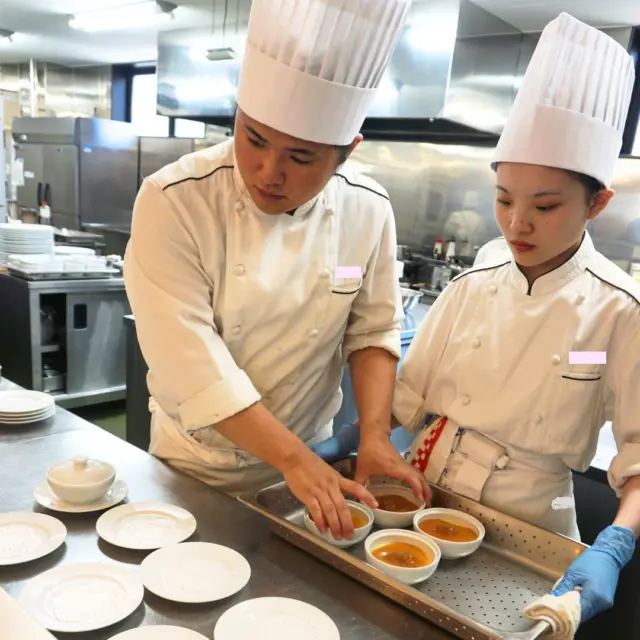 当校の実践的カリキュラム「学生レストラン」🍴
学生たちが、調理からサービスまで全て自分たちで運営🍳✨ 数日間の準備期間も、本番も、みんなの真剣な眼差しと最高の笑顔が輝いていました！

#新潟調理師専門学校 #NCTS #学生レストラン #挑戦 #実践 #調理 #サービスパーソン #お客様 #おもてなし #つくる喜び #食べてもらう喜び