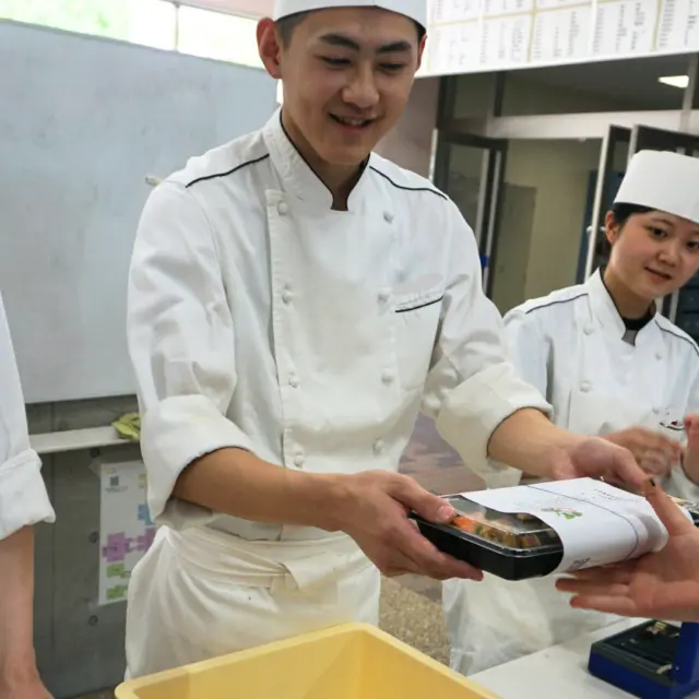 日本料理専攻の２年生が新潟明訓高等学校でお弁当販売🌈
おかげさまで大好評であっという間に売り切れました。高校生が嬉しそうに買いに来てくれ、学生たちも自然と笑顔に😊貴重な学びの場をありがとうございました！ 

#新潟調理師専門学校 #NCTS #新潟明訓高校 #お昼休み #チャイム #お弁当 #日本料理 #販売 #完売 #ありがとうございました